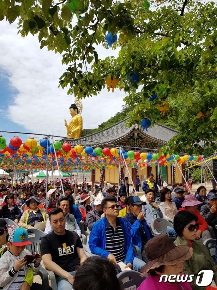 본문 이미지 - 불기 2562년 ‘부처님 오신 날’인 22일 대한불교 조계종 제5교구 본사인 속리산 법주사에서 봉축 법요식이 열리고 있다. 2018.05.22.ⓒ News1