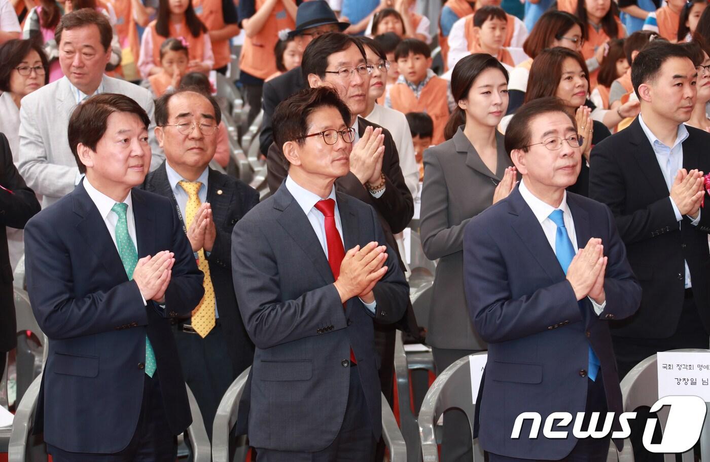지난 22일 서울 종로구 견지동 조계사에서 열린 불기 2562년 부처님 오신날 봉축법요식에서 박원순 더불어민주당 서울시장 후보(오른쪽부터), 김문수 자유한국당 서울시장 후보, 안철수 바른미래당 서울시장 후보가 합장을 하고 있다. 2018.5.22/뉴스1 ⓒ News1 이동원 기자