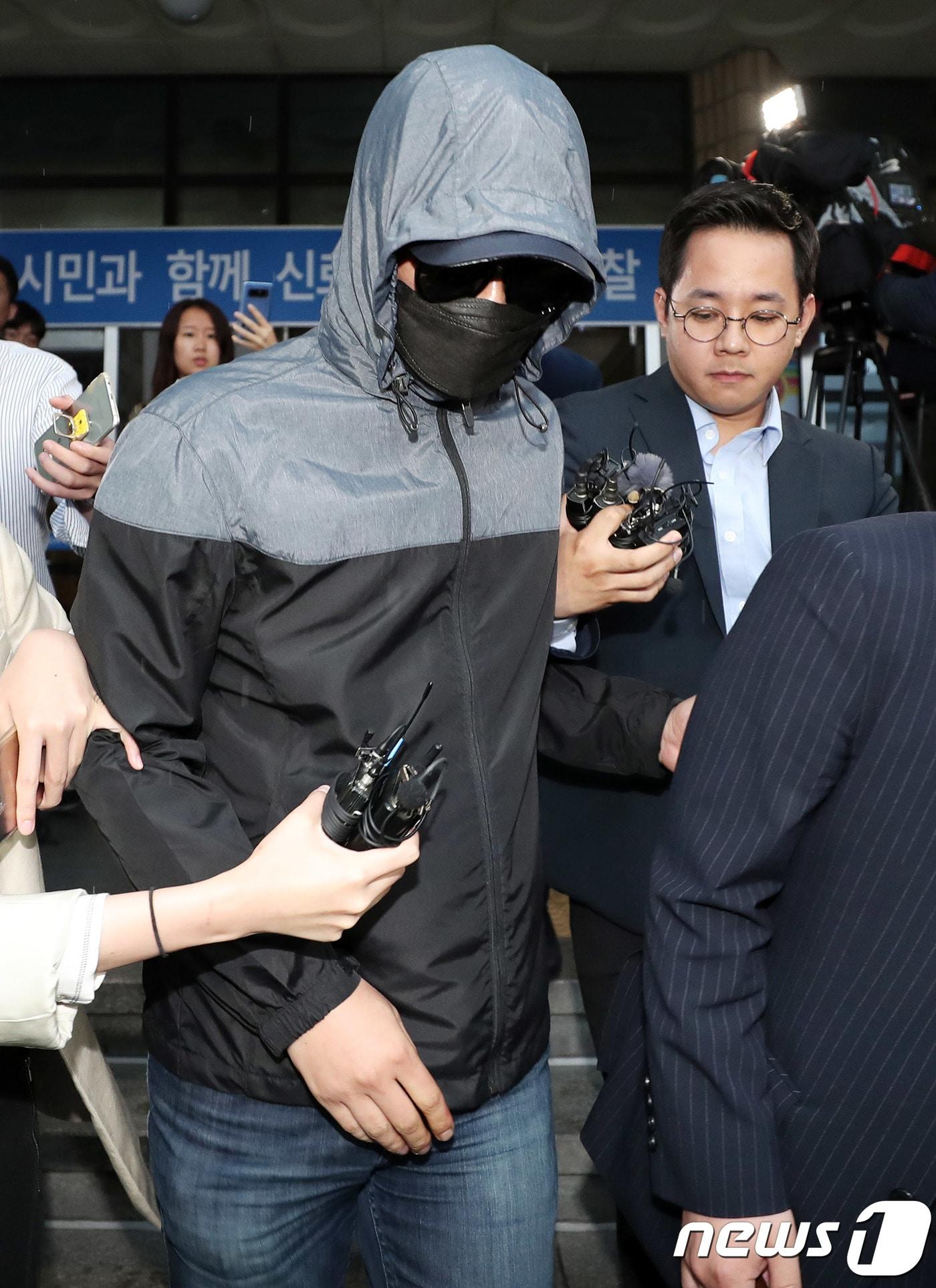 본문 이미지 - 유명 유튜버 양예원씨와 배우 지망생 이소윤씨에게 노출사진을 강요하고 성추행을 한 의혹을 받는  사진 동호인 모집책 B씨가 22일 오후 피혐의자 신분으로 조사를 마치고 서울 마포구 마포경찰서에서 나오고 있다. 2018.5.22/뉴스1 ⓒ News1 이재명 기자