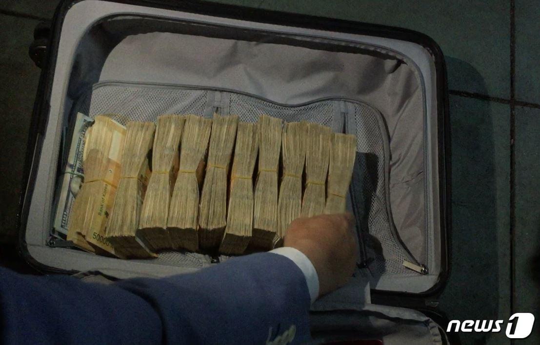 본문 이미지 - 불법 웹툰사이트 '밤토끼' 운영자가 몰고다니던 차 안에서 발견된 현금 1억 2000만원 상당.(부산지방경찰청 제공)ⓒ News1