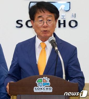 본문 이미지 - 속초시장 선거에 출마한 무소속 이상래 예비후보가 23일 오전 강원 속초시청 상황실에서 기자회견을 열고 선거 출마 포기의사를 밝히고 있다. 2018.5.23/뉴스1 ⓒ News1 고재교 기자