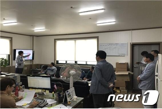 본문 이미지 - 전북 고창군은 방류수 수질기준 및 인·허가 절차와 착유세정수 정화처리시설 설치 업체 3개소를 초청해 설명회를 개최했다. ⓒ News1