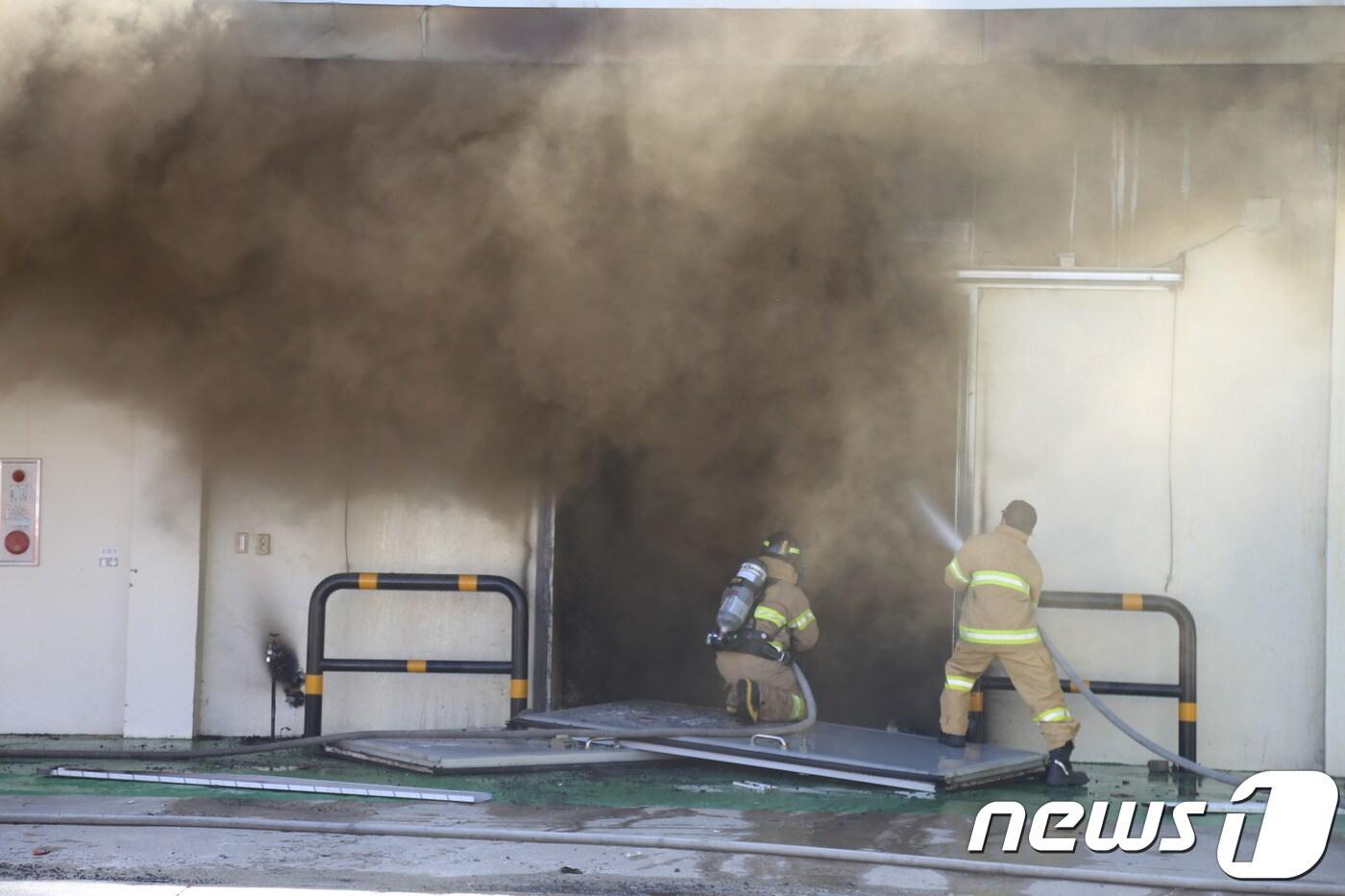 23일 오전 9시33분쯤 경북 안동시 풍산읍 서안동농협 고추유통센터 창고에서 불이 나 소방대원들이 진화에 나서고 있다.(안동소방서 제공) ⓒ News1