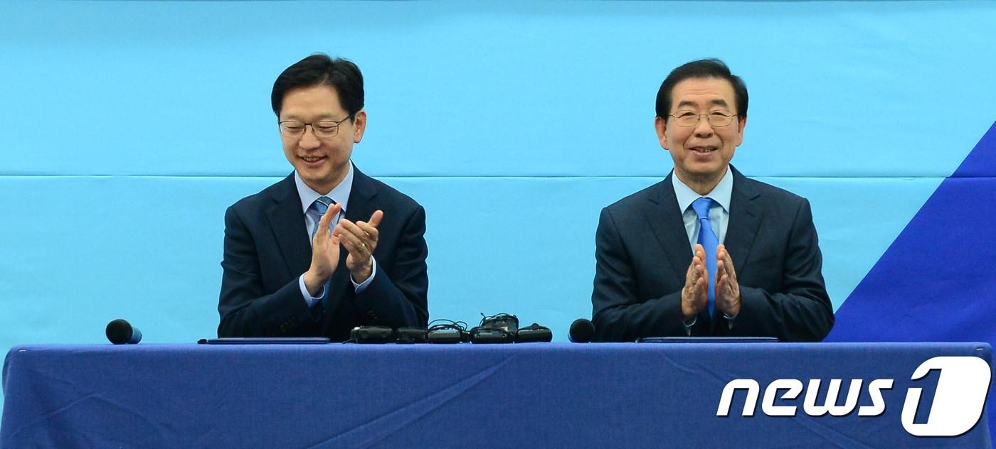 본문 이미지 - 더불어민주당 김경수 경남도지사 후보(왼쪽)와 박원순 서울시장 후보가 24일 오전 경남 창원시 김경수 캠프 프레스룸에서 열린 '경남-서울 상생혁신 정책협약식'에 참석하고 있다. 2018.5.24/뉴스1 ⓒ News1 강대한 기자