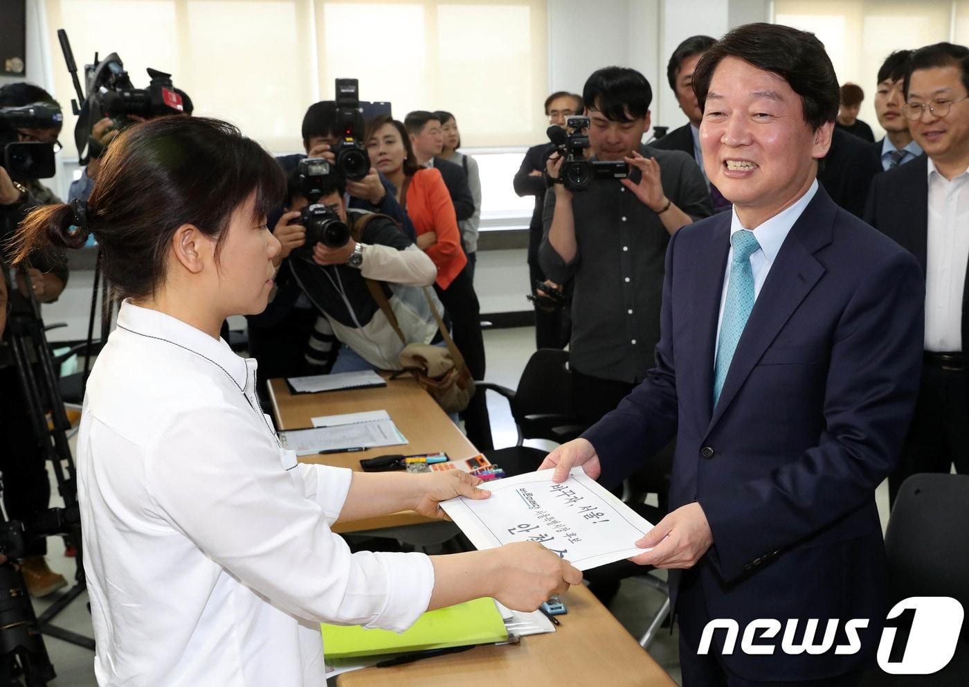본문 이미지 - 안철수 바른미래당 서울시장 후보가 24일 오전 종로구 서울시선관위에서 제7회 전국동시지방선거 후보자 등록 접수를 하고 있다. 제7회 전국동시지방선거는 다음달 13일에 실시된다. 2018.5.24/뉴스1 ⓒ News1 박세연 기자