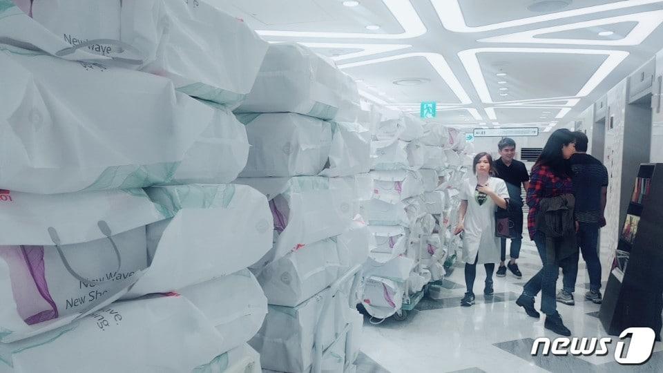 본문 이미지 - 16일 서울 명동의 한 시내면세점 매장 앞에 따이공들이 구매한 화장품이 쌓여있다. ⓒ News1