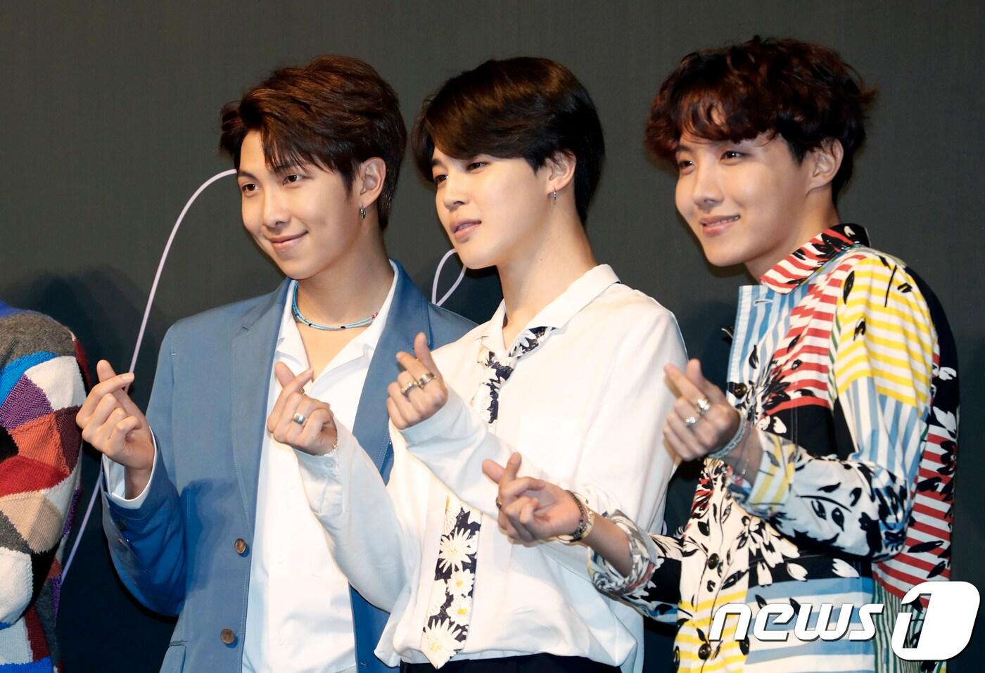 방탄소년단(BTS) 멤버들이 24일 오전 서울 중구 롯데호텔에서 열린 방탄소년단 정규 3집 '러브 유어셀프 전 티어' 발매 기자회견에서 포토타임을 갖고 있다. 왼쪽부터 RM, 지민, 제이홉. 지난 21일(현지시간) 미국 라스베이거스에서 열린 '2018 빌보드 뮤직 어워드'에서 2년 연속 톱 소셜 아티스트상을 수상한 방탄소년단은 이날 기자회견을 시작으로 공식적인 국내활동에 돌입한다. 2018.5.24/뉴스1 ⓒ News1 이승배 기자
