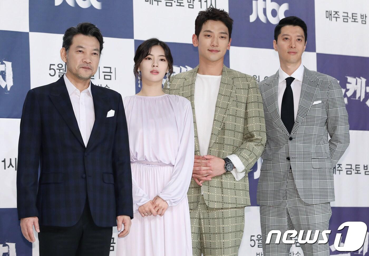 본문 이미지 - 배우 정진영(왼쪽부터), 이선빈, 정지훈, 이동건이 24일 오후 서울 영등포구 타임스퀘어 아모리스홀에서 진행된 JTBC 드라마 '스케치' 제작발표회에 참석해 포즈를 취하고 있다. 2018.5.24./뉴스1 ⓒ News1 강고은 에디터