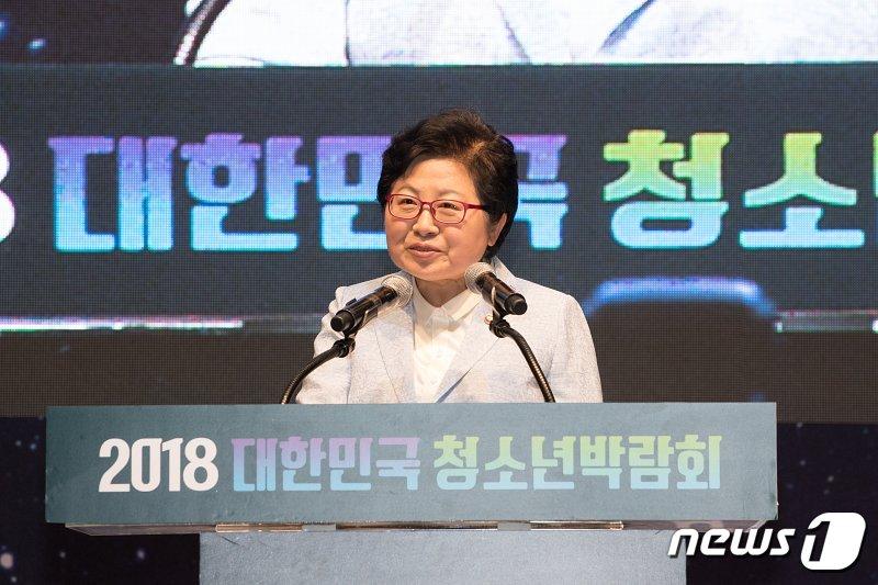 본문 이미지 - 정현백 여성가족부장관이 24일 대한민국 청소년박람회 개막식에 참석해 인사말을 하고 있다.ⓒ News1