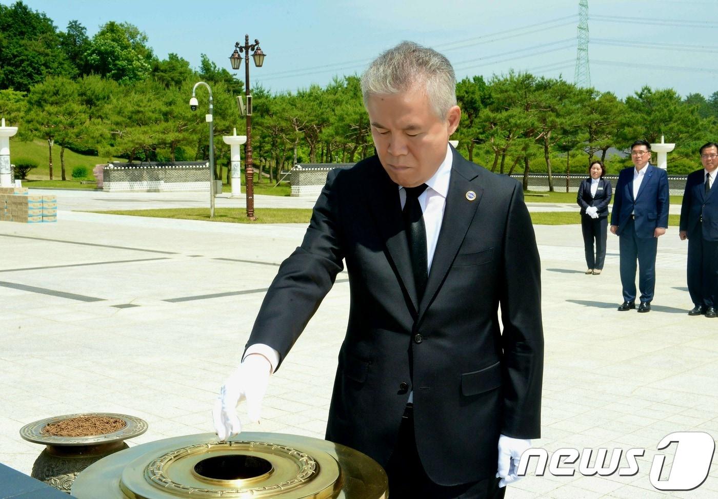 본문 이미지 - 박종환 자유총연맹 총재가 24일 광주 국립 5·18민주묘지를 찾아 참배하고 있다. (한국자유총연맹 제공) ⓒ News1