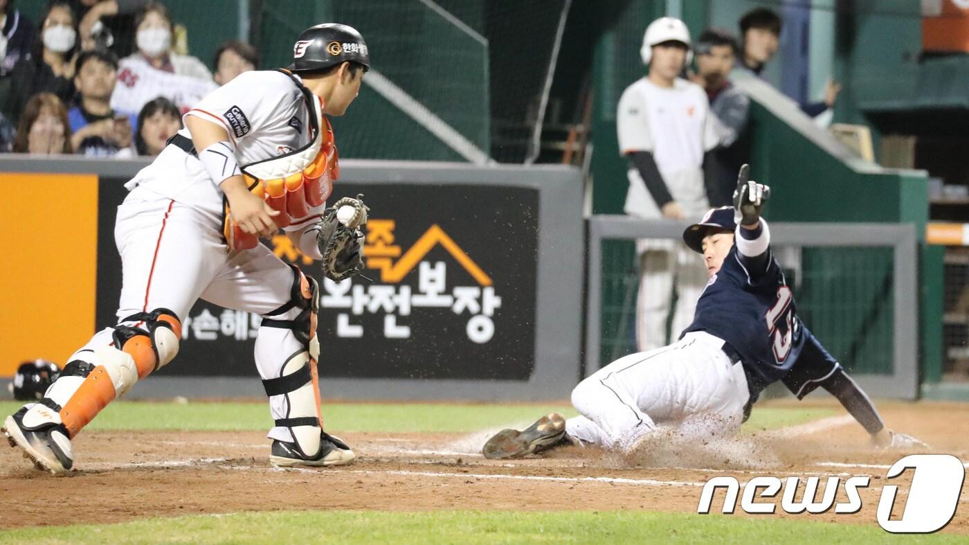 24일 오후 대전 한화생명 이글스파크에서 열린 2018 프로야구 신한은행 마이카 KBO리그 한화 이글스와 두산 베어스의 경기 7회초 1사 2루 상황에서 두산 박건우가 1타점 적시타를 때려 2루주자 허경민이 홈을 밟고 있다. 2018.5.24/뉴스1 ⓒ News1 주기철 기자