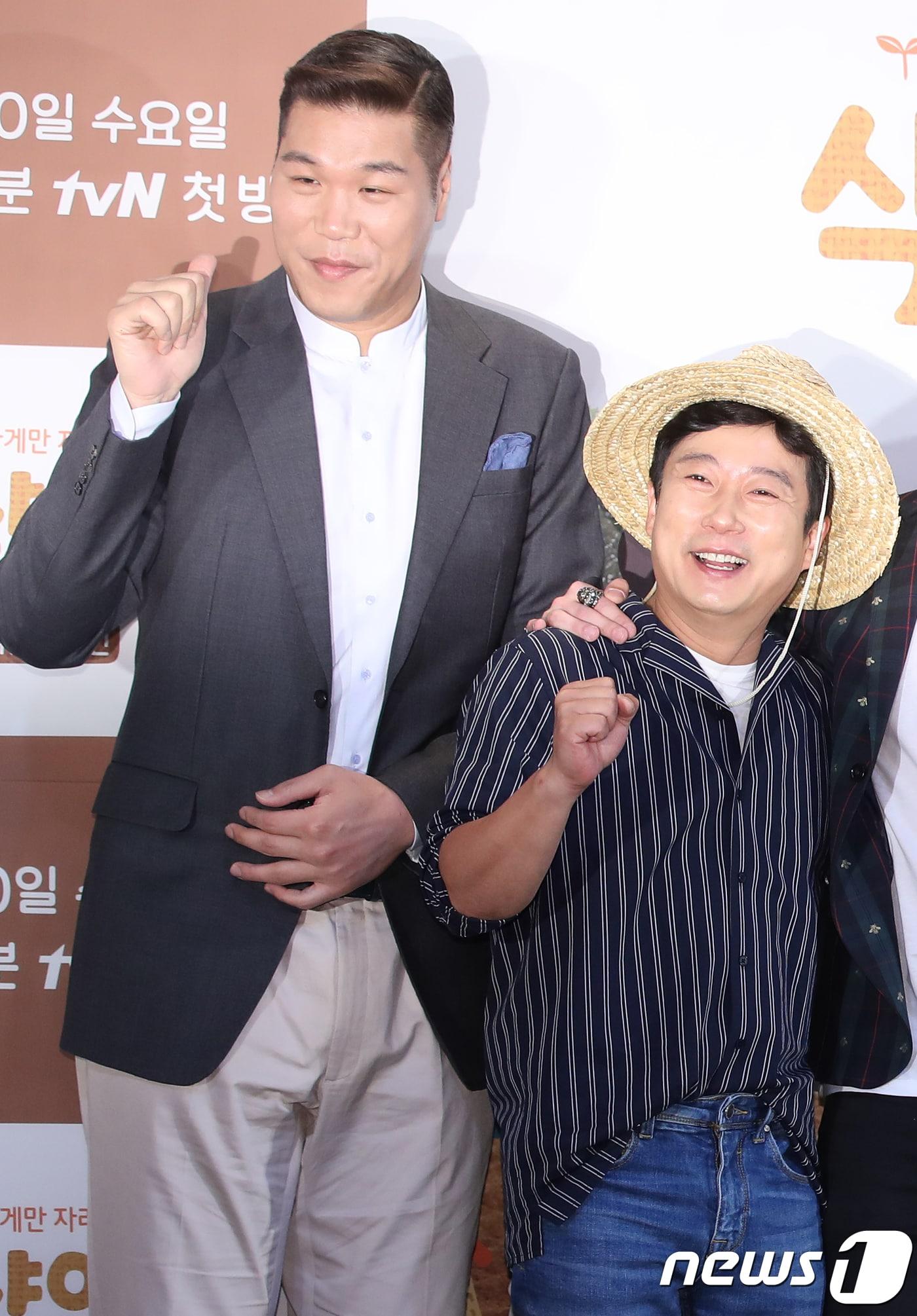 본문 이미지 - 방송인 서장훈, 이수근(오른쪽) ⓒ News1