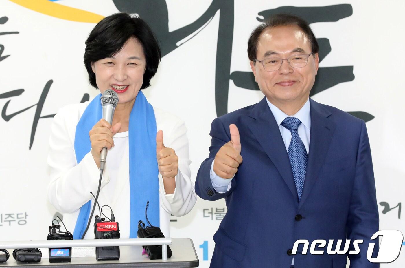 본문 이미지 - 추미애 더불어민주당 대표, 오거돈 부산시장 후보가 지난 25일 오후 부산 오거돈 선대위에서 열린 기자간담회에서 엄지를 들어 보이고 있다.  뉴스1 ⓒ News1 여주연 기자