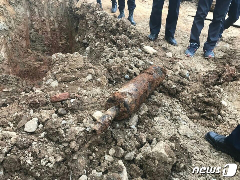 본문 이미지 - 25일 오후 2시 10분쯤 부산 수영구  한 노인복지관 신축 공사장에서 발견된 굴착용 코어드릴이 흙더미 위에 놓여있다. 공사 관계자들은 '폭발물'로 오인해 112에 신고했다.(부산지방경찰청 제공) ⓒ News1