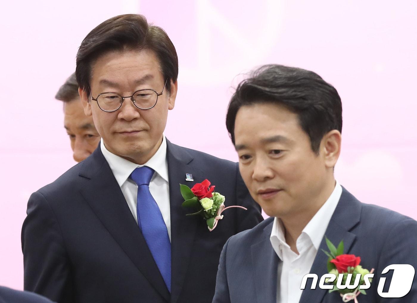 본문 이미지 - 이재명 더불어민주당 경기도지사 후보(왼쪽)와 남경필 자유한국당 경기도지사 후보가 2018년 5월 25일 오후 경기도 수원시 영통구 경기도선거관리위원회에서 열린 매니페스토 정책선거 실천 협약식 시작에 앞서 자리를 향해 이동하고 있다. 2018.5.25/뉴스1 ⓒ News1 오장환 기자