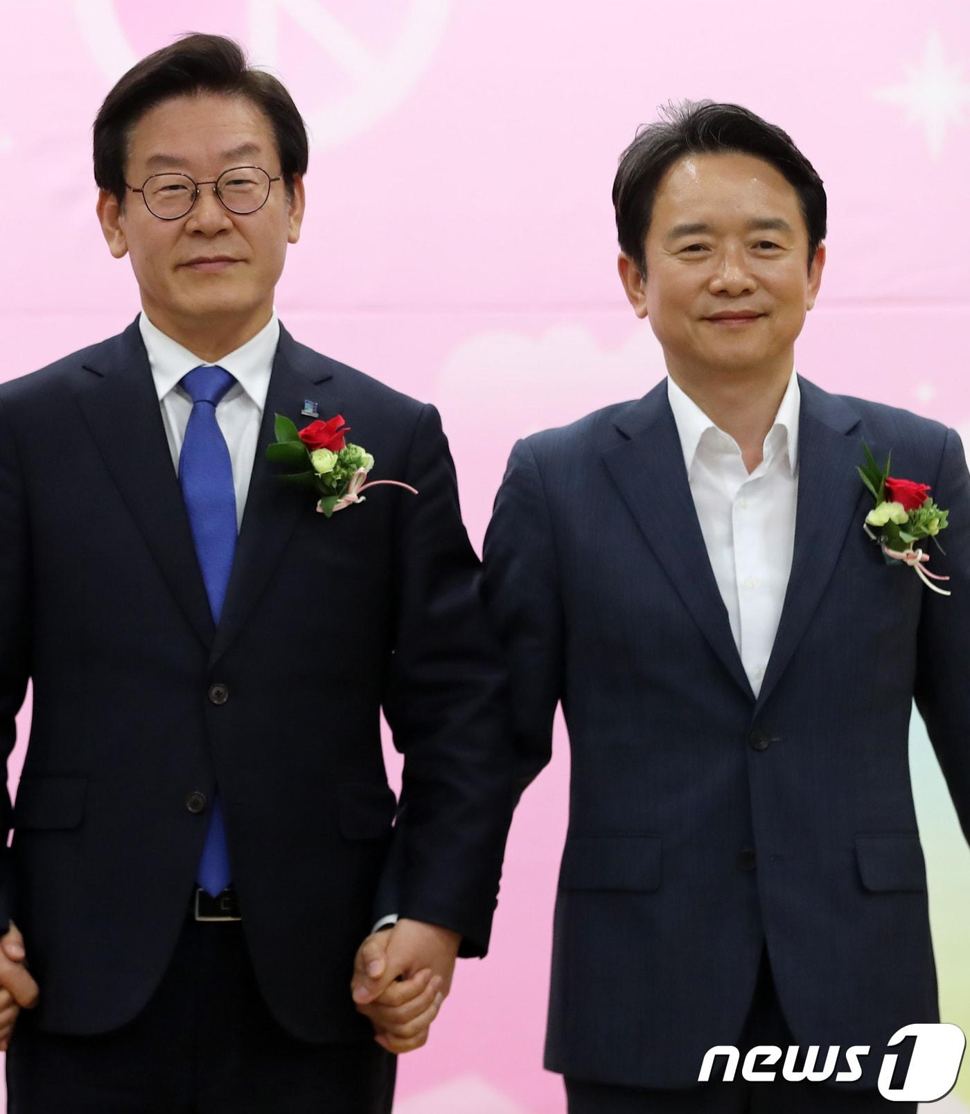본문 이미지 - 이재명 더불어민주당 경기도지사 후보(왼쪽), 남경필 자유한국당 후보가  경기도선거관리위원회에서 열린 매니페스토 정책선거 실천 협약식 시작에 앞서 손을 맞잡고 있다. 2018.5.25/뉴스1 ⓒ News1 오장환 기자