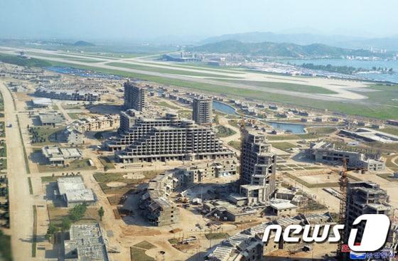 본문 이미지 - 사진은 2018년 당시 건설이 한창인 원산 갈마 해안관광지구의 모습. (노동신문) 2018.5.26/뉴스1