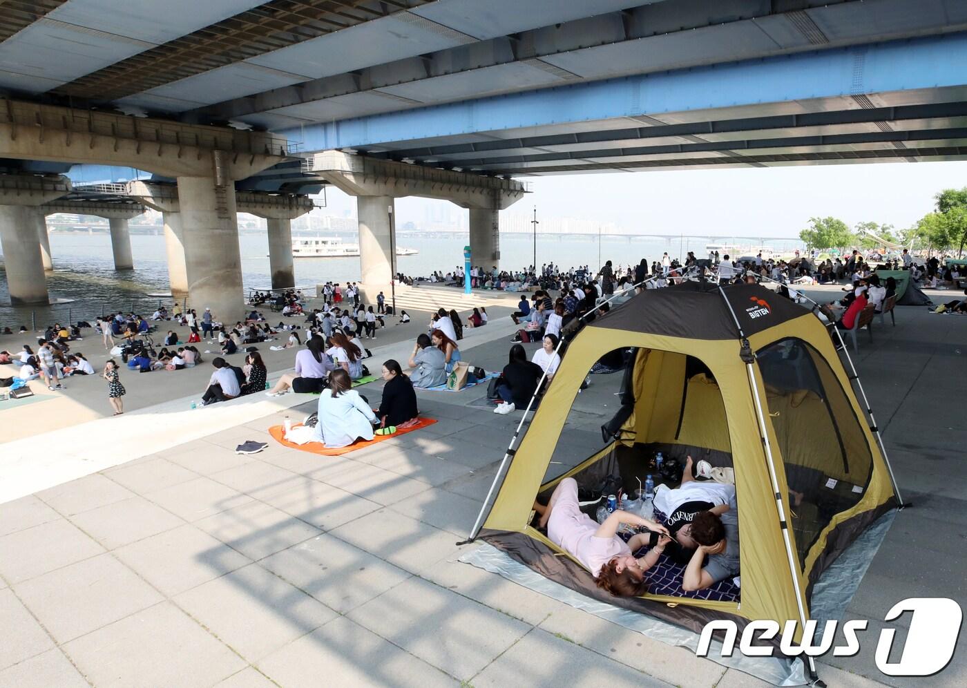 5월26일 오후 서울 여의도 한강공원을 찾은 시민들이 마포대교 아래 그늘에서 더위를 피하고 있다. 2018.5.26/뉴스1 ⓒ News1 구윤성 기자