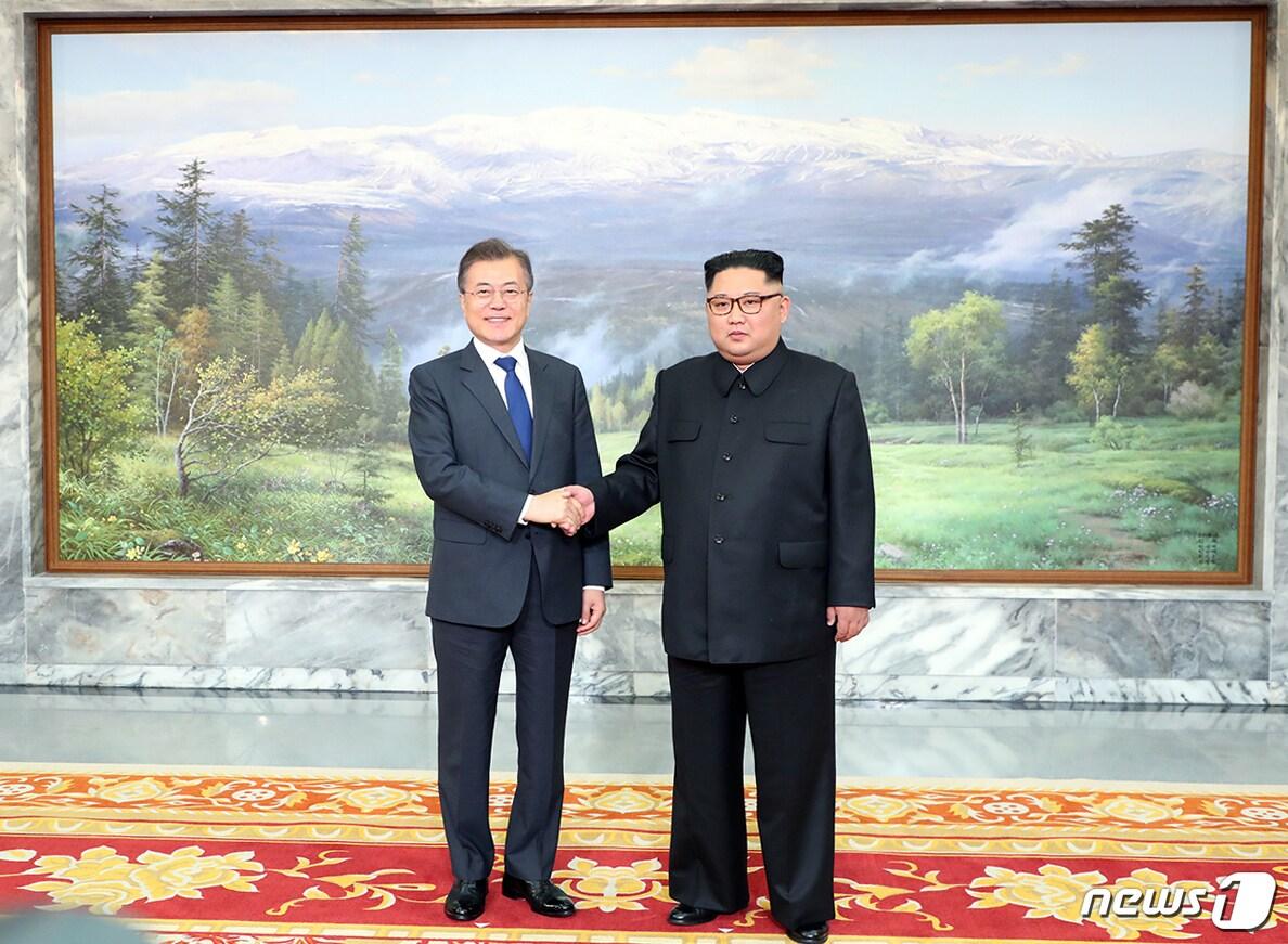 본문 이미지 - 문재인 대통령과 김정은 국무위원장이 26일 오후 판문점 북측 통일각에서 만나 백두산 그림 앞에서 악수하고 있다.(청와대 제공)2018.5.26/뉴스1