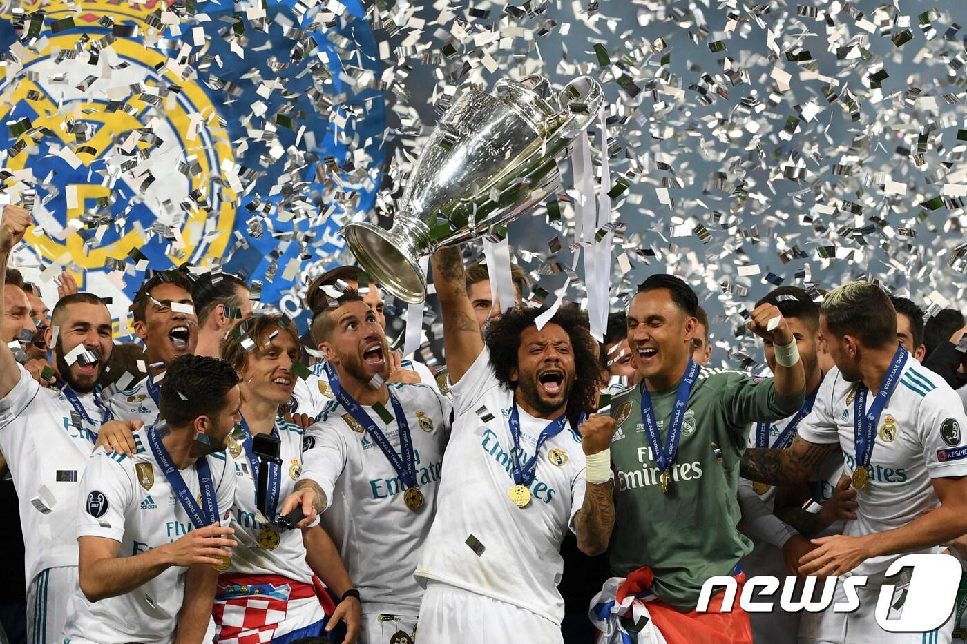 본문 이미지 - 레알 마드리드 선수들이 27일(한국시간) 우크라이나 키예프의 올림피스키 내셔널 스포츠 콤플렉스 경기장에서 2017-18 유럽축구연맹(UEFA) 챔피언스리그 우승 후 세리머니를 하고 있다. ⓒ AFP=News1