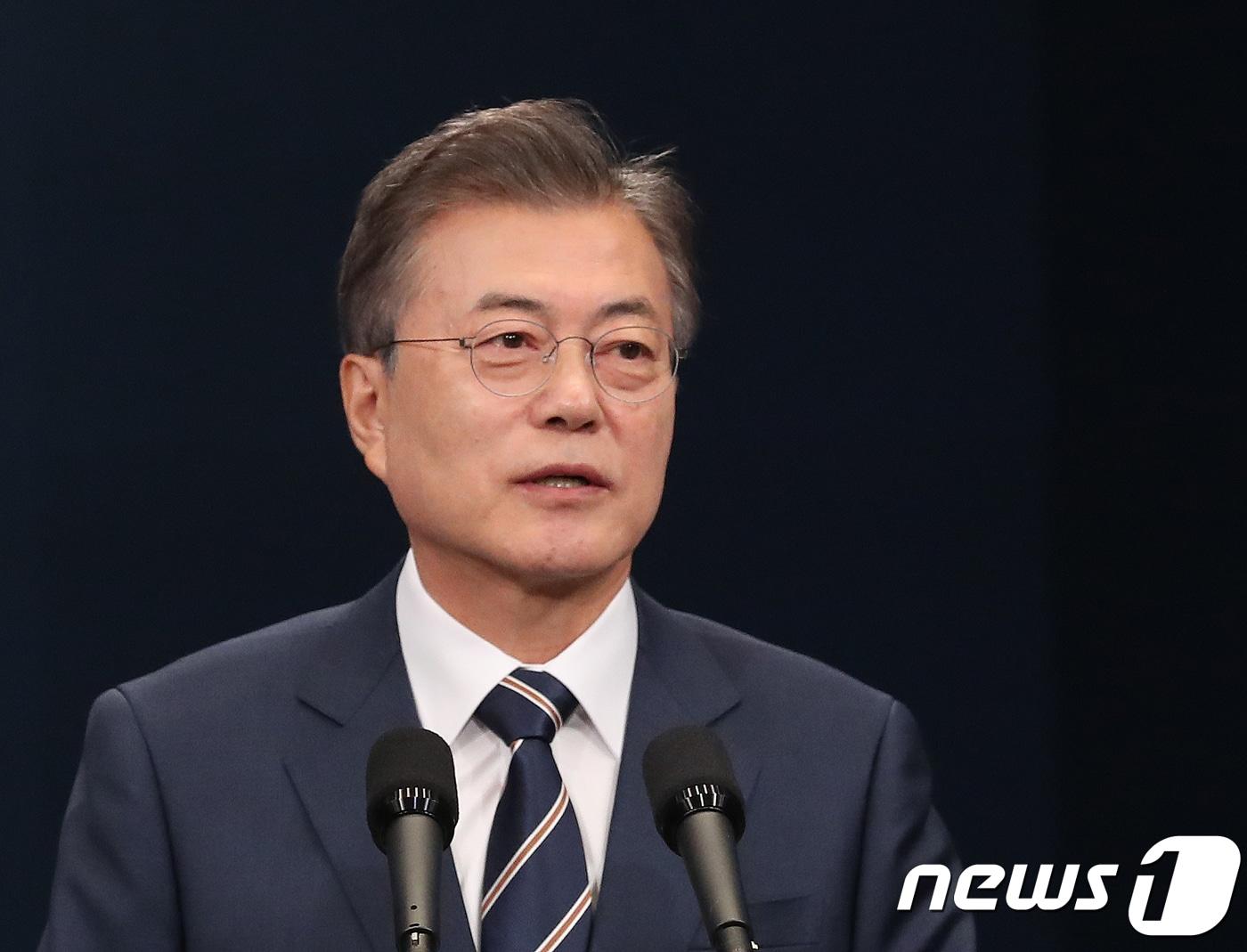 본문 이미지 - 문재인 대통령이 27일 오전 청와대 춘추관에서 제2차 남북 정상회담 결과를 발표하고 있다.  2018.5.27/뉴스1 ⓒ News1 송원영 기자