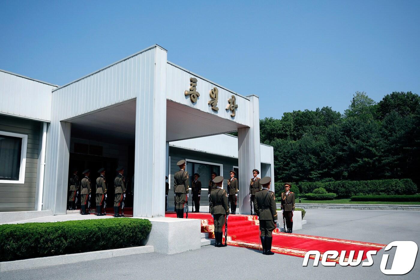 지난 26일 오후 판문점 북측 통일각에서 열린 제2차 남북정상회담장에 북한 군인이 사열해 있다. (청와대 제공) 2018.5.27/뉴스1