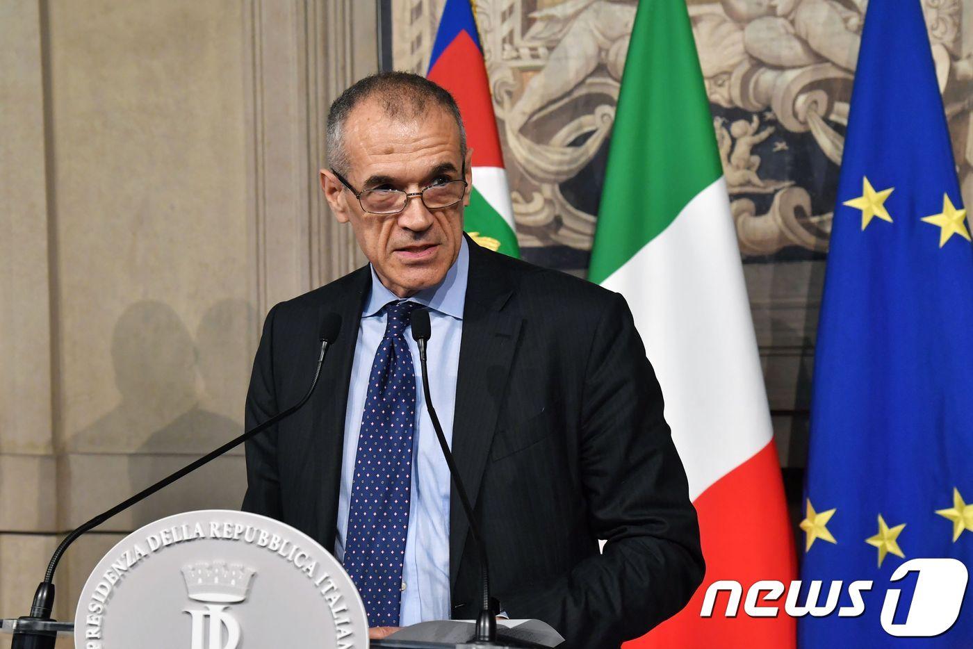 신임 총리 후보로 지명된 경제학자 카를로 코타렐리(64) ⓒ AFP=뉴스1