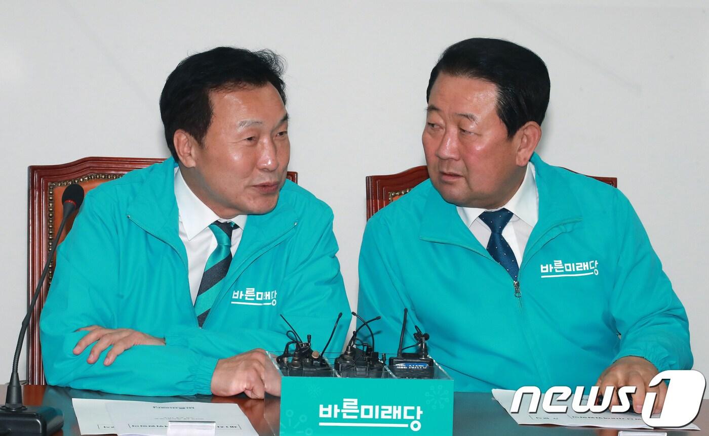 본문 이미지 - 손학규 바른미래당 선거대책위원장과 박주선 공동대표가 29일 오전 서울 여의도 국회 본청에서 열린 제1차 중앙선거대책위원회의에서 대화를 나누고 있다. 2018.5.29/뉴스1 ⓒ News1 이동원 기자