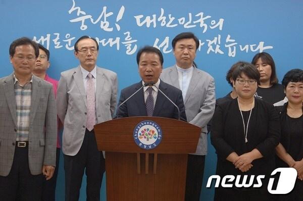 본문 이미지 - 지지선언 이후 인사말을 하고 있는 명노희 충남교육감 후보ⓒ News1