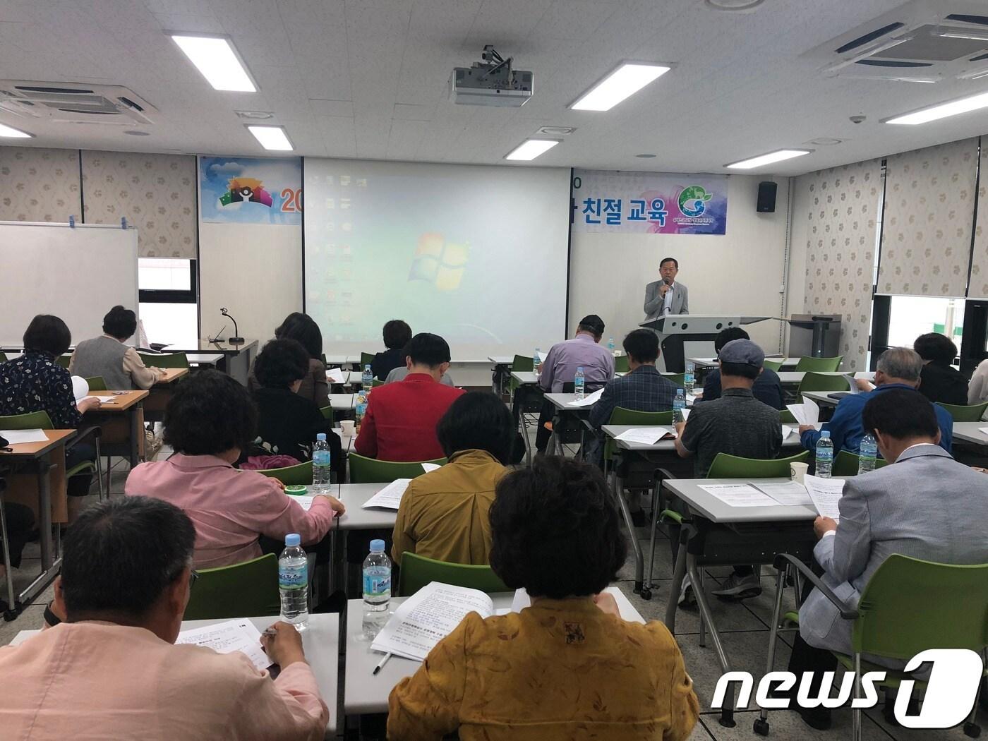 본문 이미지 - 전북 고창군이 토탈관광 실현과 전북투어패스의 이용확대를 위해 문화관광해설사를 대상으로 ‘친절 교육’을 실시했다. 이번 친절 교육은 2017년 기준 고창군 방문객 600만 명이라는 쾌거를 거둔 명실상부한 자연생태관광도시로서의 명성을 이어나갈 수 있도록 문화관광해설사들을 대상으로 전문 서비스 교육을 통해 해설 능력을 높이고 역량을 강화할 수 있도록 마련됐다. ⓒ News1