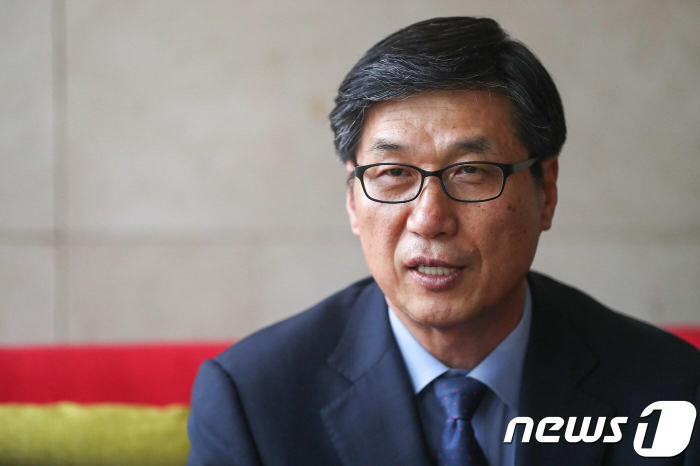 이윤재 중소상공인희망재단 이사장이 지난 5일 서울 중구 한 카페에서 뉴스1과 대담을 하고 있다. ⓒ News1 성동훈 기자