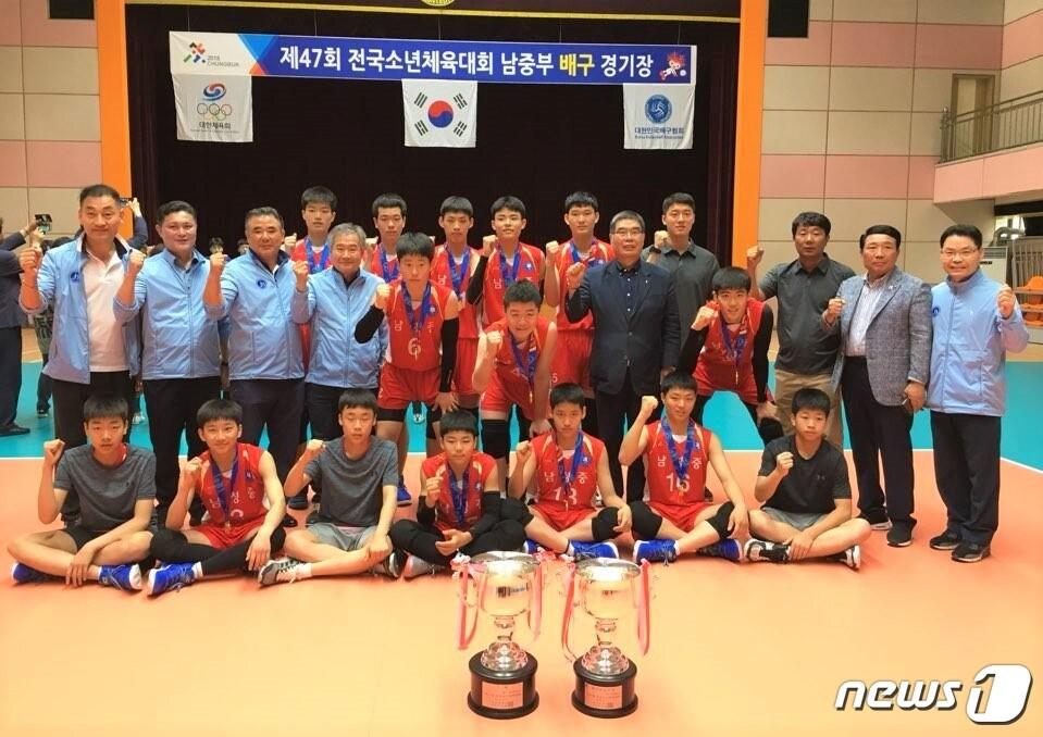 본문 이미지 - 전북 선수단이 제47회 전국소년체육대회에서 총 67개(금메달 23개, 은메달 17개, 동메달 27개)의 메달을 획득하며 괄목할만한 성적을 거뒀다.사진은 남중부 배구에서 우승한 남성중 배구팀.(사진 전북체육회 제공)ⓒ News1