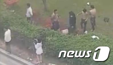 본문 이미지 - 지난달 30일 오전 6시쯤 광주 광산구 수완동에서 30대 남성이 택시를 먼저 타려했다는 이유로 시비가 붙어 집단폭행을 당해 실명 위기에 처했다. 사진은 당시 폭행 영상. (페이스북 동영상 갈무리) 2018.5.3/뉴스1 ⓒ News1 