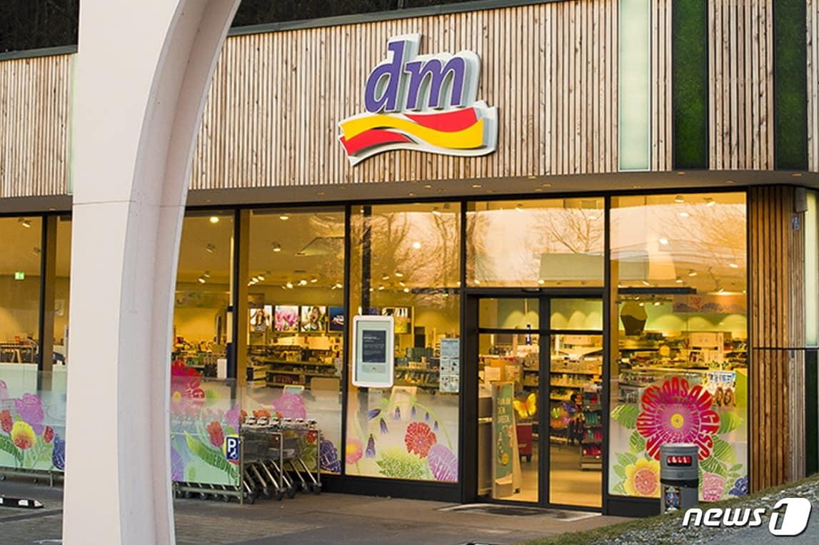 본문 이미지 - 투쿨포스쿨이 입점한 독일 드럭스토어 '데엠(DM)' 매장 이미지. ⓒ News1