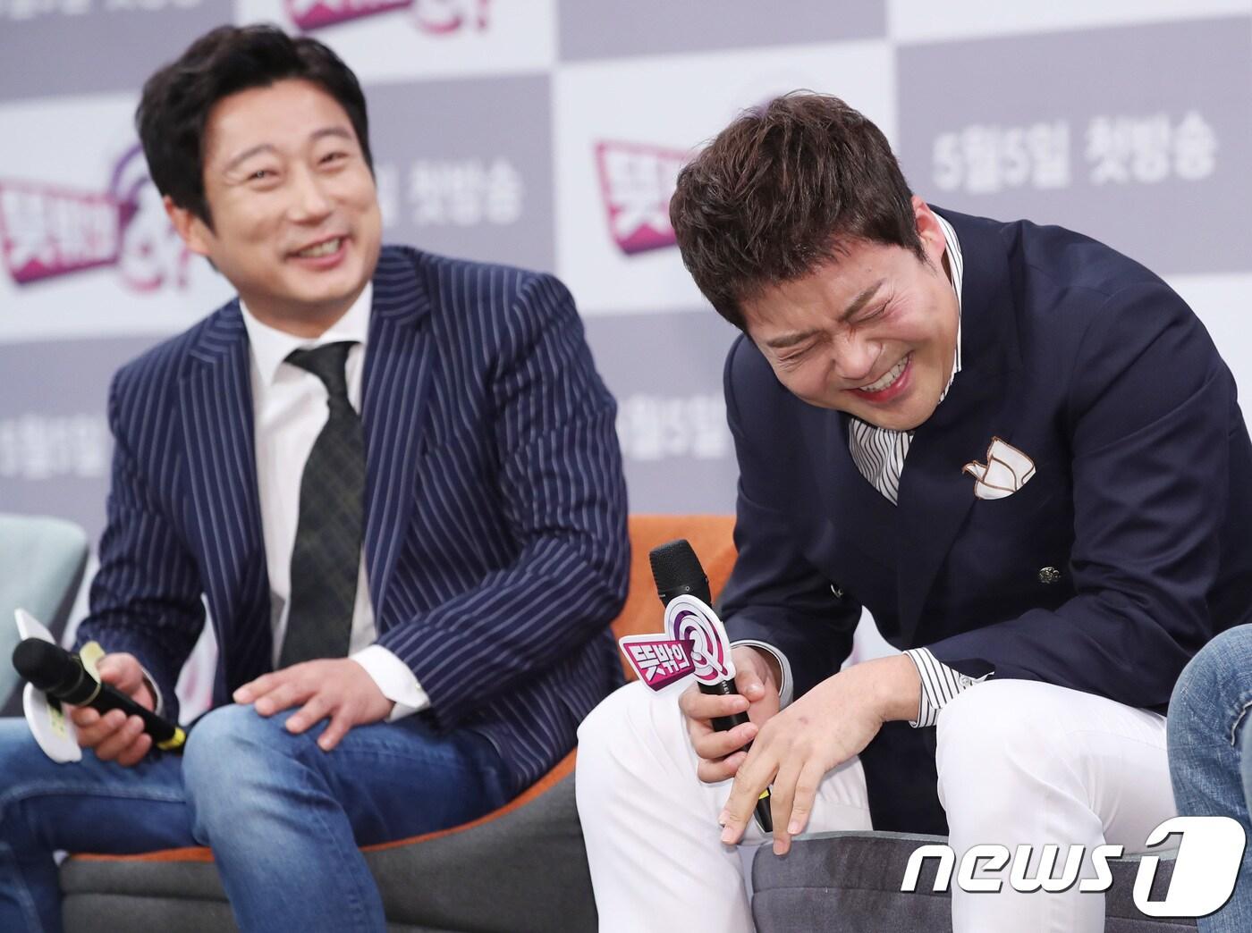 본문 이미지 - 방송인 이수근, 전현무(오른쪽)가 3일 오전 서울 마포구 MBC 골든마우스홀에서 열린 MBC 새 예능 ‘뜻밖의 Q’ 제작발표회에 참석해 미소를 짓고 있다. 2018.5.3/뉴스1 ⓒ News1 권현진 기자