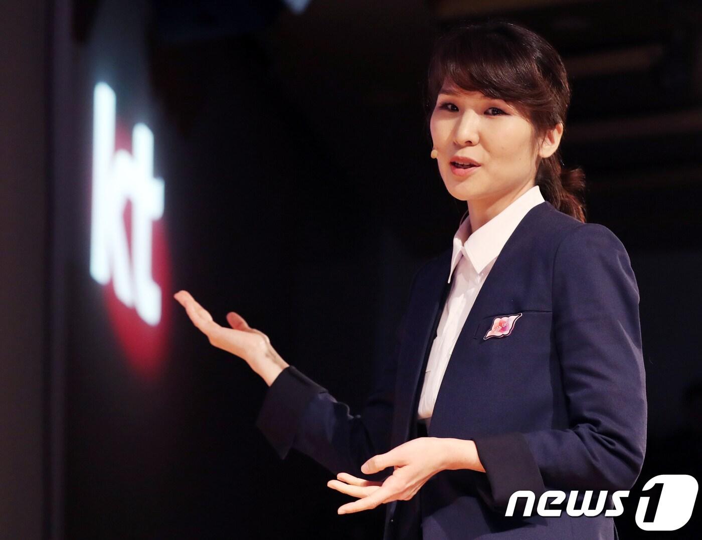 본문 이미지 - KT 인공지능(AI)사업단장 김채희 상무가 3일 서울 광화문 KT 스퀘어에서 열린 'AI 전략 발표 기자간담회'에서 AI 신규 서비스 및 기술 발전 방향에 대해 발표하고 있다. 2018.5.3/뉴스1 ⓒ News1 송원영 기자