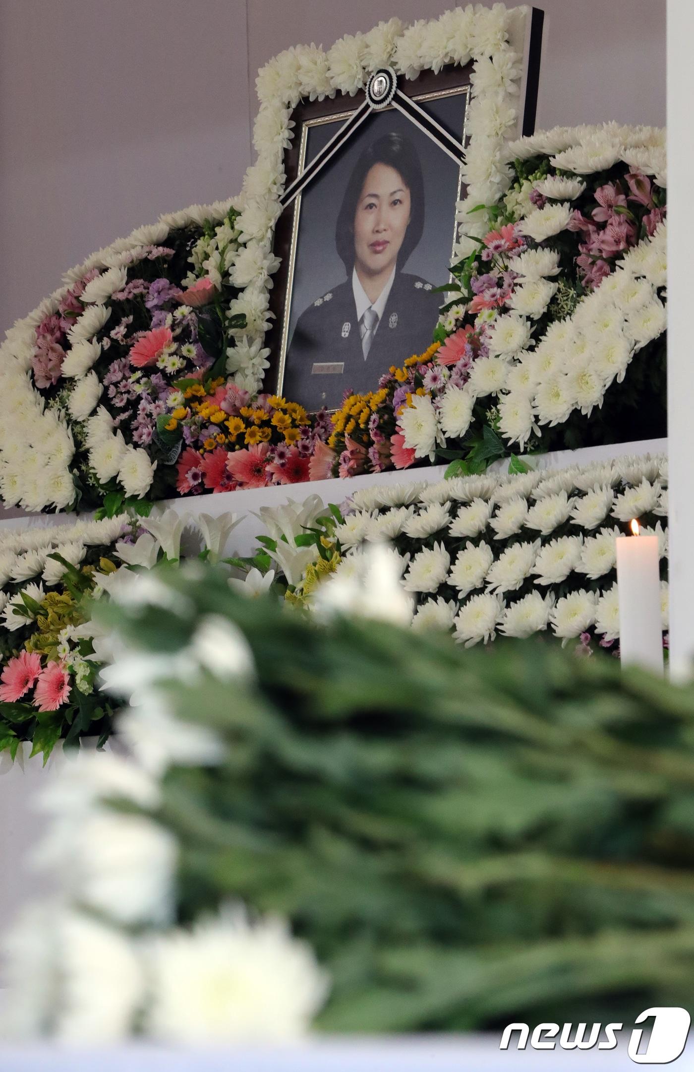 본문 이미지 - 3일 전북 익산시 익산소방서에서 열린 故 강연희 소방경의 영결식장에 고인을 위한 국화가 놓여 있다. 故 강 소방경은 구조하던 취객에 폭행당한 후 극심한 스트레스를 호소하다 뇌출혈로 쓰러져 숨졌다.2018.5.3/뉴스1 ⓒ News1 문요한 기자