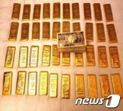 본문 이미지 - 피의자들이 홍콩 현지에서 보관하고 있는 것으로 추정되는 금괴. 이들은 자신의 아지트 또는 주거지에서 보관중이던 금괴 사진을 찍어 SNS를 통해 서로 공유했다. (부산지방검찰청 제공)ⓒ News1