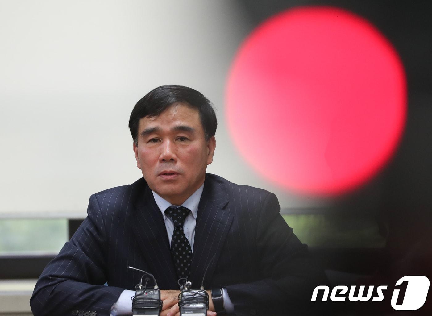 본문 이미지 - 유창근 개성공단입주기업협의회 부회장이 지난 3일 서울 여의도 중소기업중앙회에서 열린 공단 재가동을 위한 태스크포스(TF) 첫 회의에서 모두발언을 하고 있다. 2018.5.3/뉴스1 ⓒ News1 허경 기자