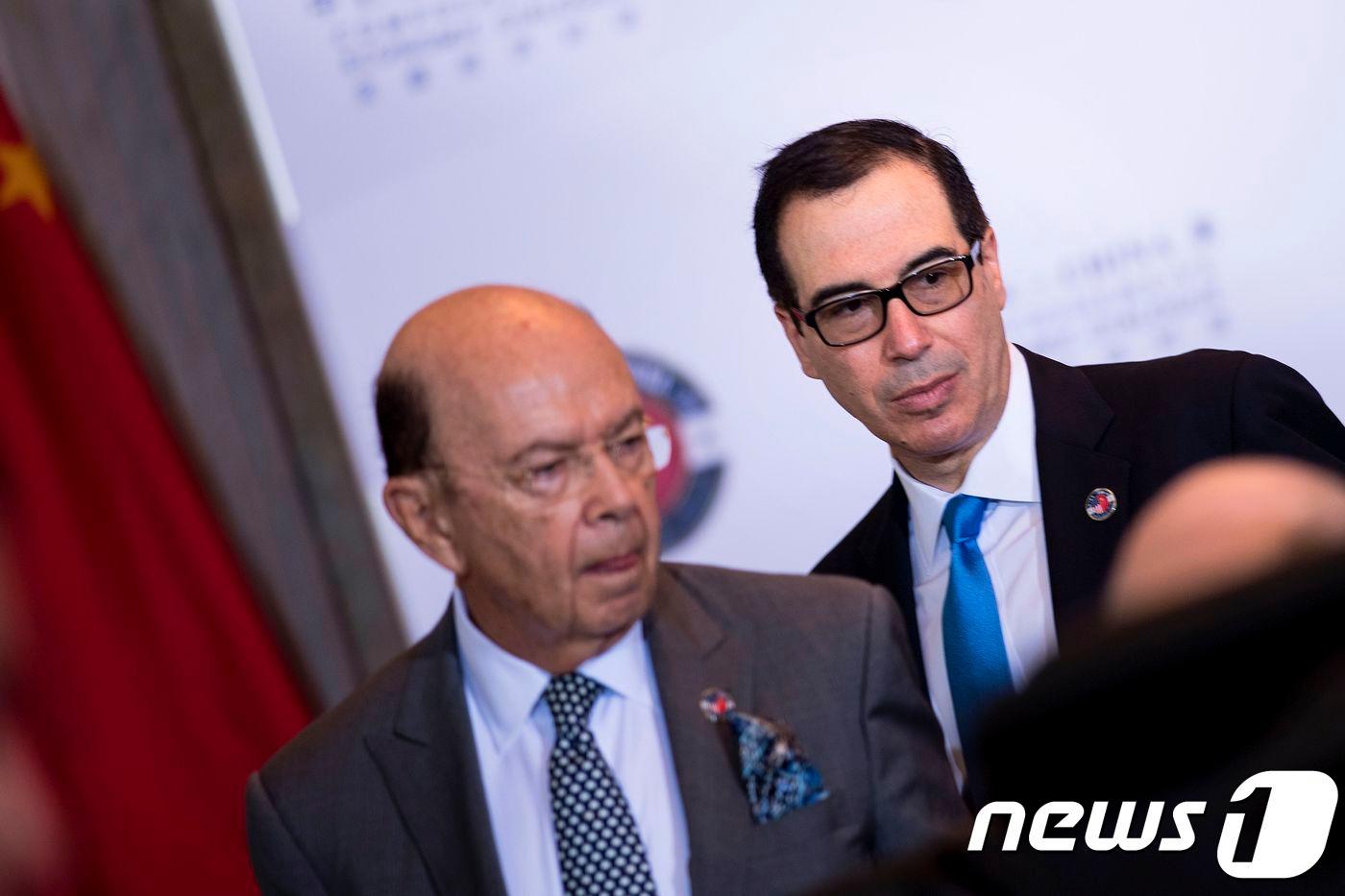 윌버 로스 미국 상무장관(왼쪽)과 스티브 므누신 재무장관 <자료사진> ⓒ AFP=뉴스1