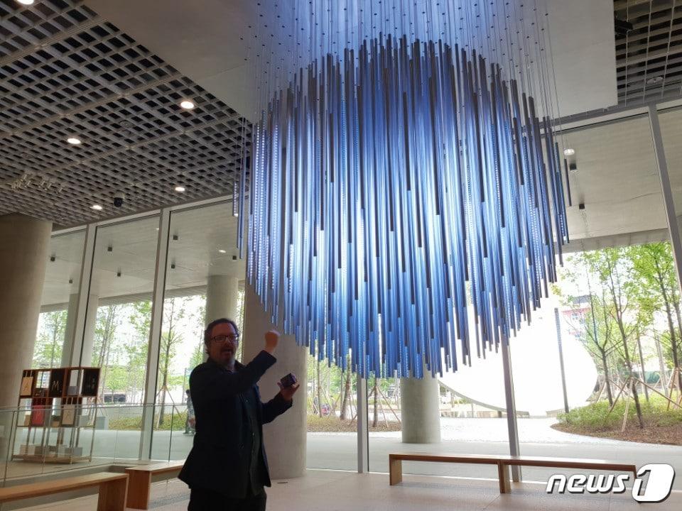 본문 이미지 - 라파엘 로자노헤머가 3일 그의 작품  '블루썬 Blue Sun'에 대해 설명하고 있다.  2018ⓒ News1