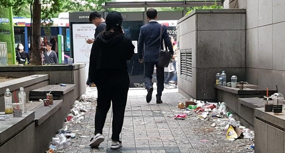 본문 이미지 - 서울 강남역 인근 고층 빌딩 샛길. 담배꽁초들이 쓰레기들과 나뒹둘고 있다..2018.05.02ⓒ News1이승환 기자
