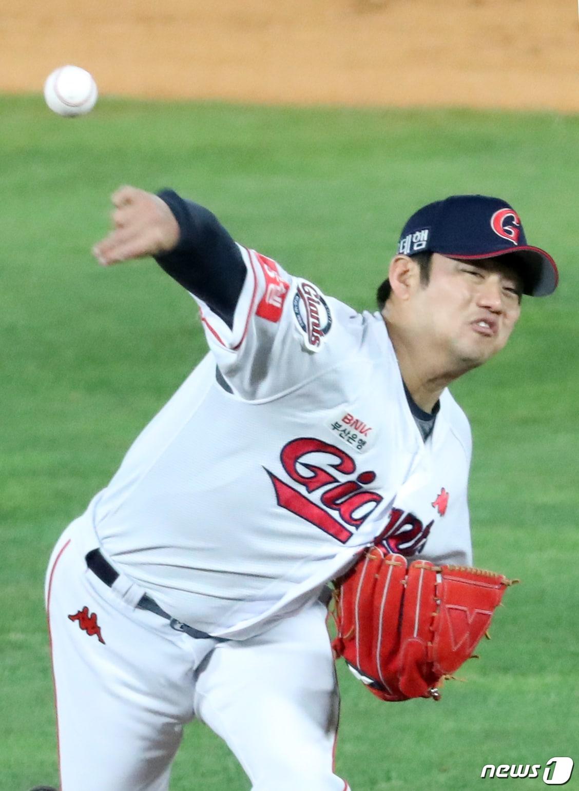 본문 이미지 - 지난 3일 오후 부산 사직야구장에서 열린 2018 프로야구 신한은행 마이카 KBO리그 KIA 타이거즈와 롯데 자이언츠 경기 9회초 롯데 손승락이 역투하고 있다. 2018.5.3/뉴스1 ⓒ News1 여주연 기자