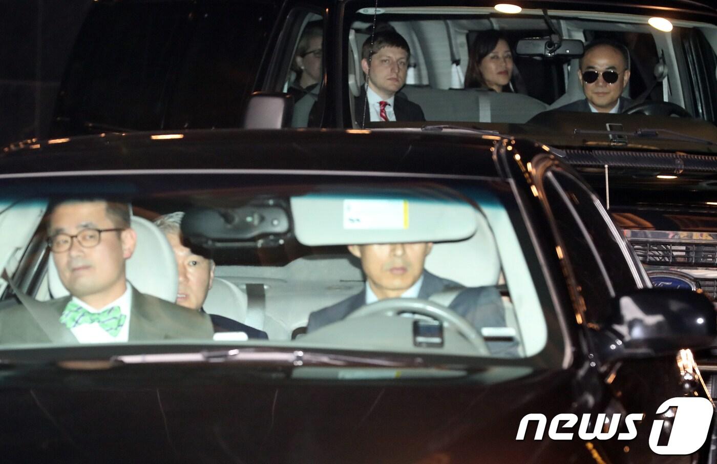 북미정상회담 의제조율을 위한 실무회담 미국 측 대표단의 성김 주필리핀 미국대사 등이 30일 오전 서울 종로구 포시즌스호텔에서 나서고 있다. 2018.5.30/뉴스1 ⓒ News1 송원영 기자