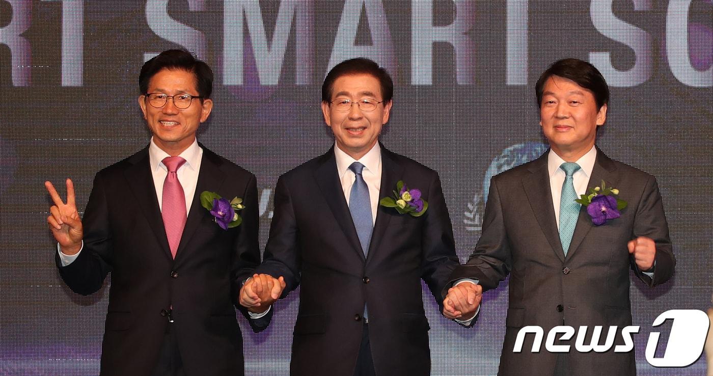 본문 이미지 - 30일 서울 중구 더플라자호텔 그랜드볼룸에서 뉴스1 주최로 열린 '한국미래포럼 2018'에 참석한 서울시장 후보들이 손을 맞잡고 있다. 왼쪽부터 김문수 자유한국당 서울시장 후보, 박원순 더불어민주당 서울시장 후보, 안철수 바른미래당 서울시장 후보. 2018.5.30/뉴스1 ⓒ News1 박지혜 기자