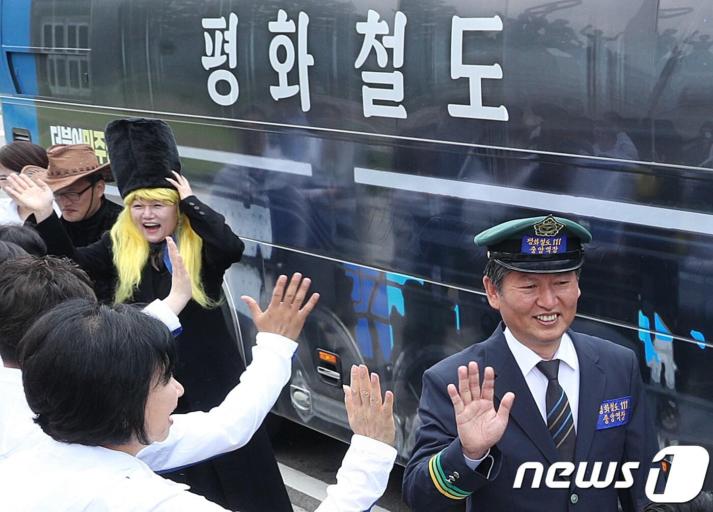 본문 이미지 - 30일 오전 서울 여의도 국회에서 열린 더불어민주당 평화철도111 유세단 출정식에서 중앙역장에 임명된 정청래 전 의원과 이재정 의원 등이 평화철도 차량에 탑승하고 있다. 2018.5.30/뉴스1 ⓒ News1 신웅수 기자