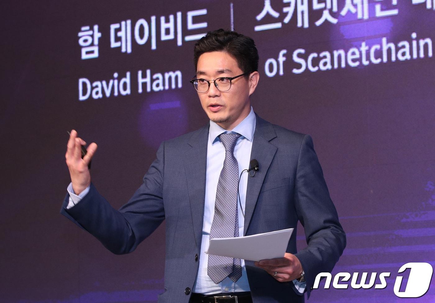 본문 이미지 - 함 데이비드 스캐넷체인 대표가 30일 서울 중구 더플라자호텔 그랜드볼룸에서 뉴스1 주최로 열린 '한국미래포럼 2018'에서 현실 세계에서 만나는 증강현실과 블록체인을 주제로 강연하고 있다. ⓒ News1 박지혜 기자