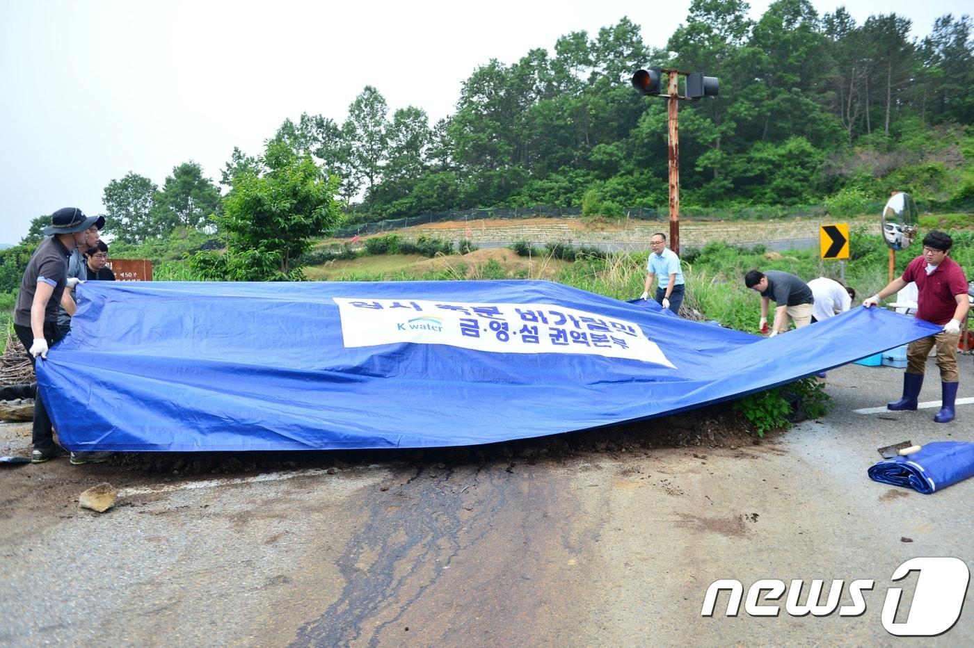 본문 이미지 - 방치 축산분뇨 임시 비가림막 설치 모습 ⓒ News1
