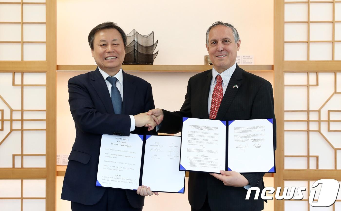 본문 이미지 - 도종환 문화체육관광부 장관(왼쪽)이 30일 서울 종로구 국립현대미술관 서울관에서 한-멕시코 문화창조산업 상호 교류와 협력을 위한 양해각서에 서명한 뒤 루노 피게로아 주한멕시코대사와 기념촬영을 하고 있다. (제공 문체부) ⓒ News1