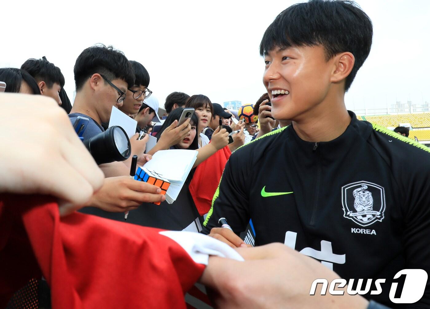 본문 이미지 - 대한민국 러시아월드컵 축구 국가대표팀이 30일 전북 전주시 전주종합경기장에서 팬 사인회 및 공개훈련을 가졌다. 이승우가 팬들에게 사인을 해주고 있다.2018.5.30/뉴스1 ⓒ News1 문요한 기자